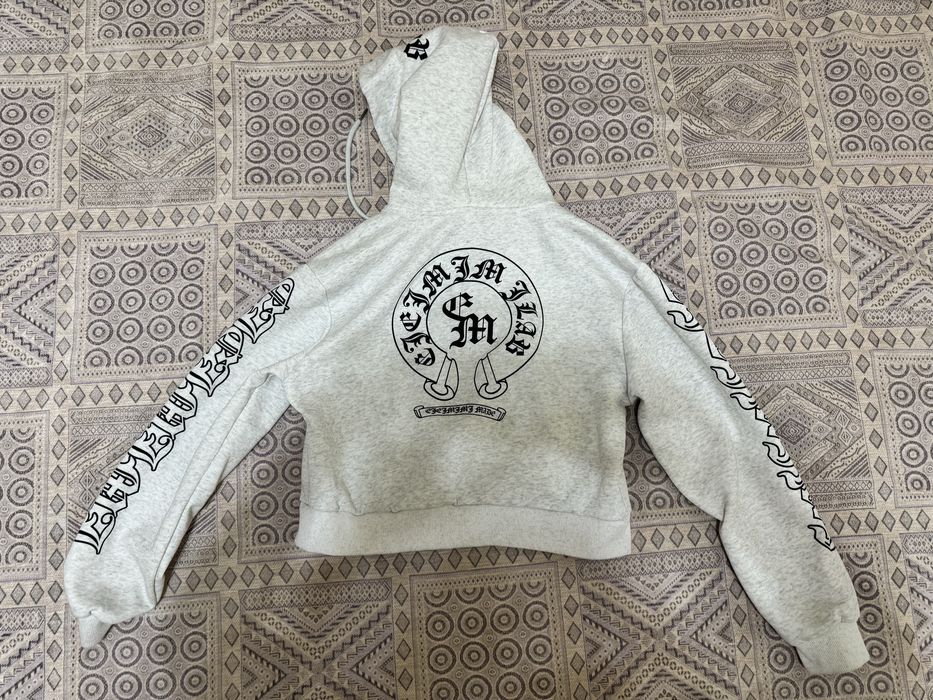 Серое зип-худи в стиле Chrome Hearts.