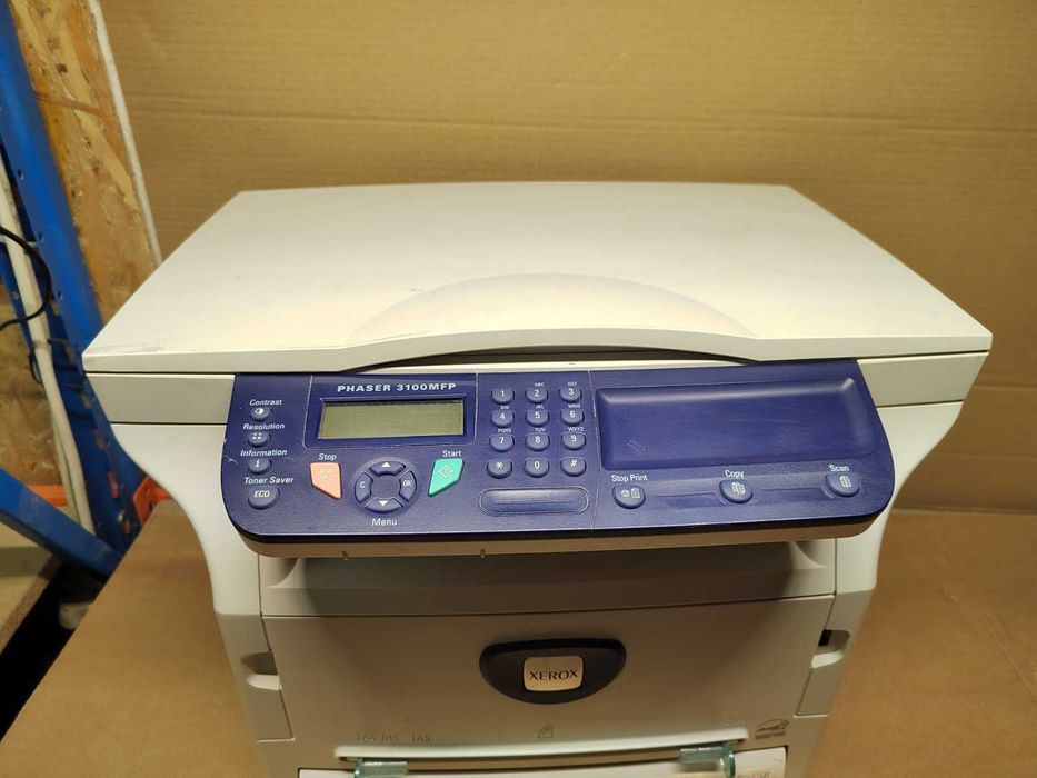 Продавам принтер Xerox с повреда и две пълни касети