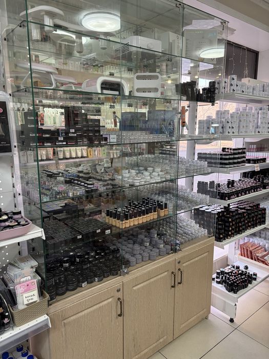 Шкаф-витрина , 3х дверный