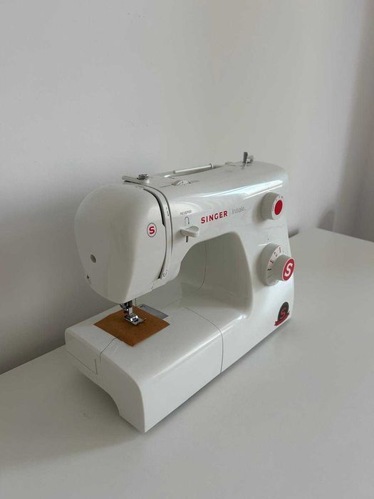 Masina de cusut Singer Initiale 2250