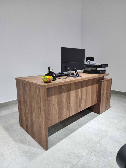 Офисный стол с полками