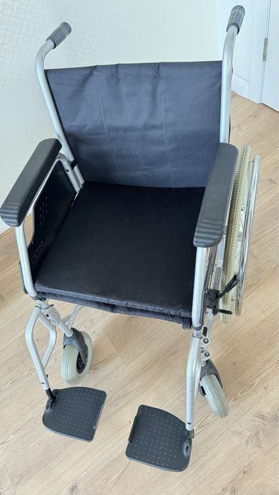 Продам инвалидную коляску