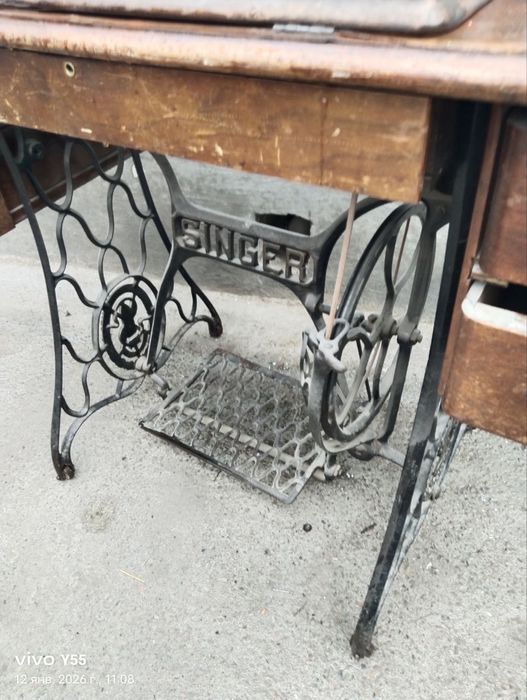 Продаётся комплект из красного дерева.