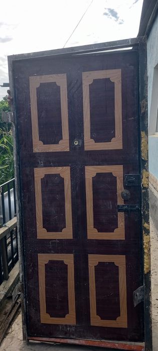 Продаётся дверь б/у железный