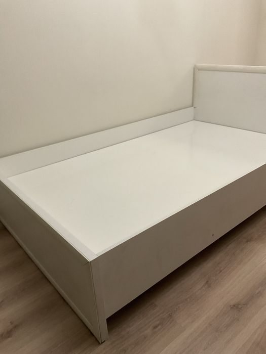 Продается  кровать белого цвета