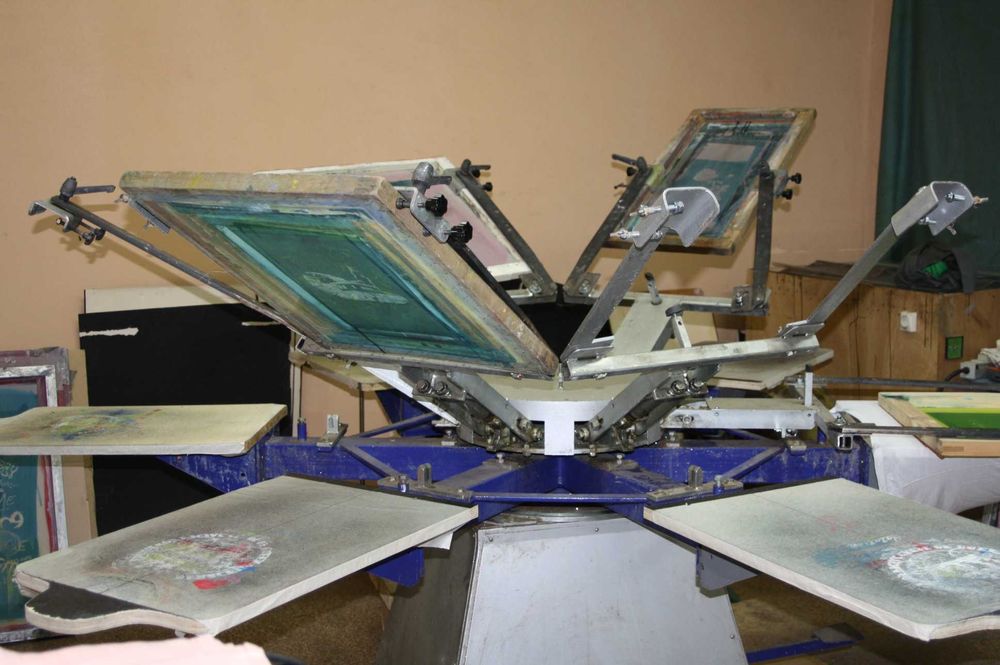 карусел за печат на тениски и текстил