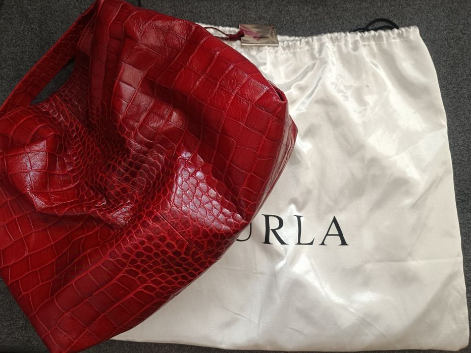 Голяма хобо чанта Furla в цвят бордо