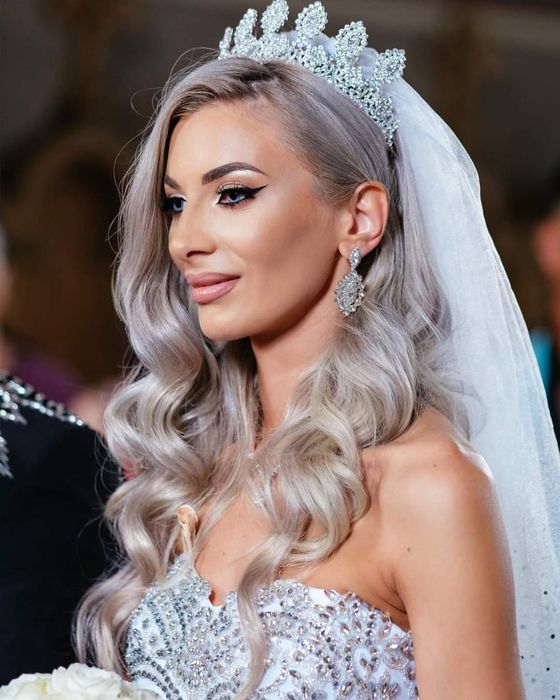 Rochie de mireasa ,voal ,crinolina și diadema