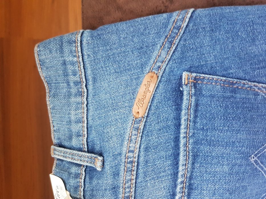 Продават се дънки Wrangler, Lee, Armani и панталон