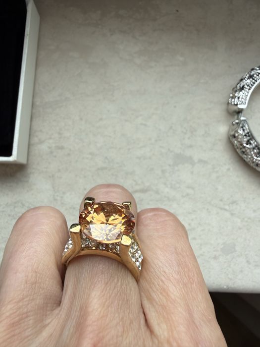 бижутерия с луксозно излъчване  в стил  Swarovski