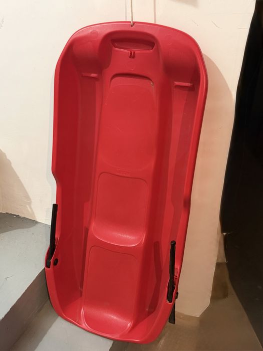Sanie din plastic roșie pentru copii, cu frâne laterale