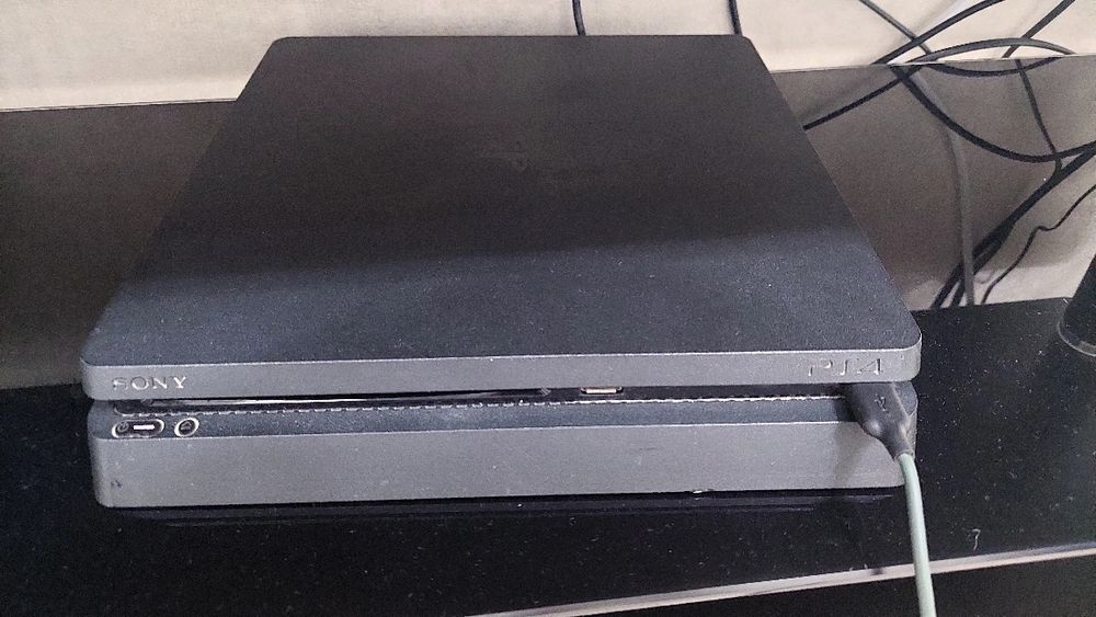 Playstation 4 продается 1тб с играми