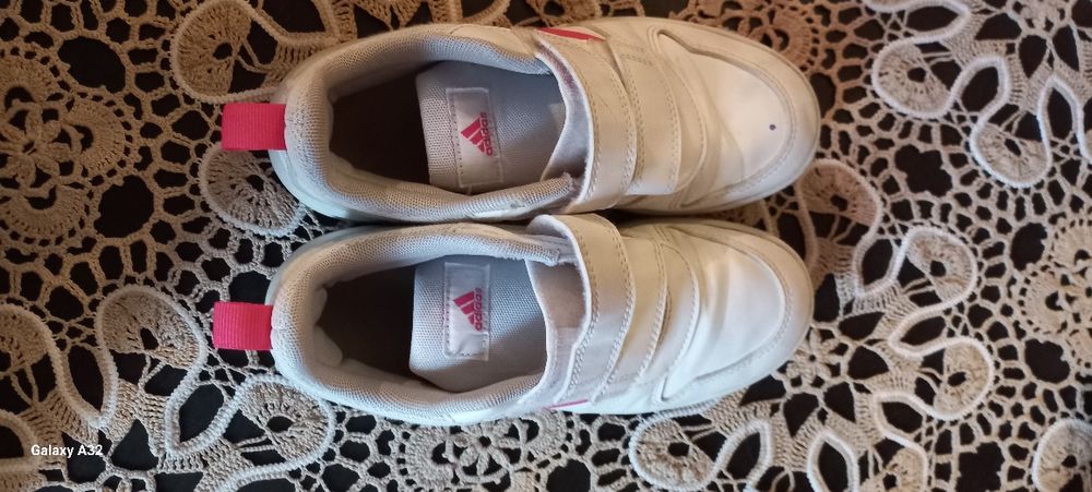 Vand pantofi sport Adidas si zara nr 33 in stare foarte buna