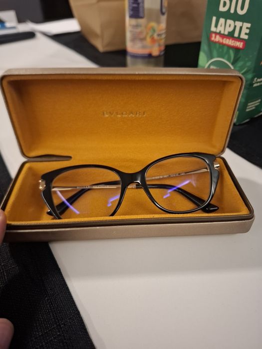 Ramă ochelari Bvlgari aproape noi.