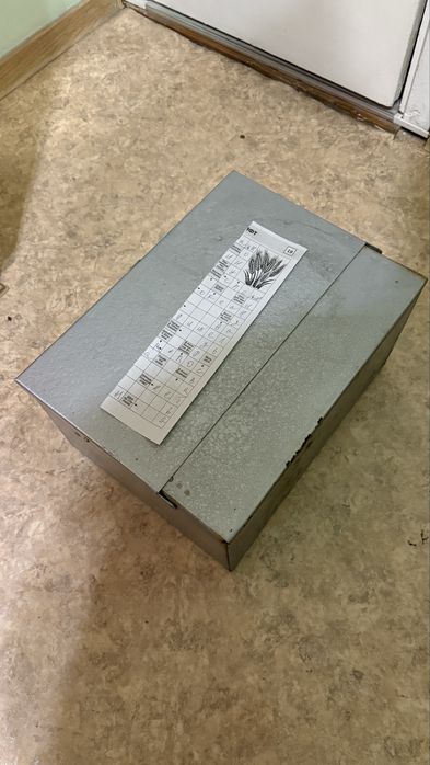 Ящик металлический.