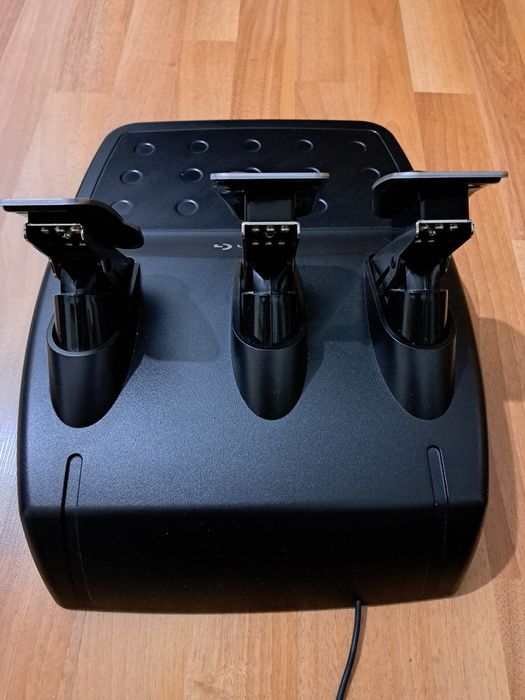Vând volan Logitech G29