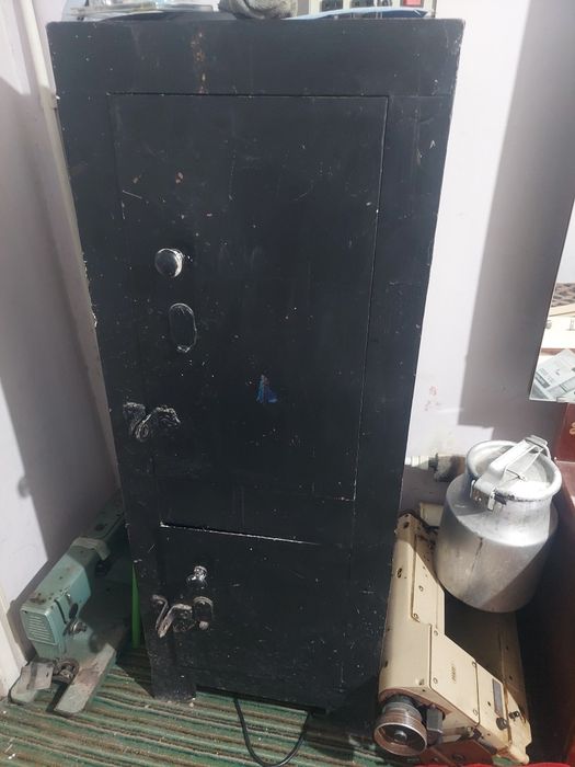 Продам СЕЙФ металлический