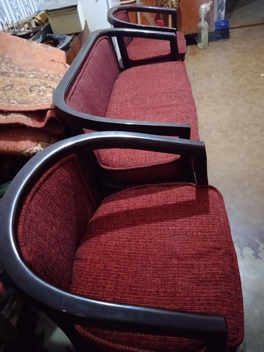 2 кресла , муссафо и тумбочка