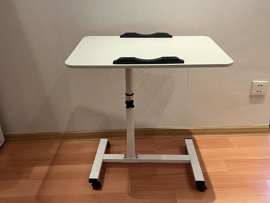 Прикроватный стол