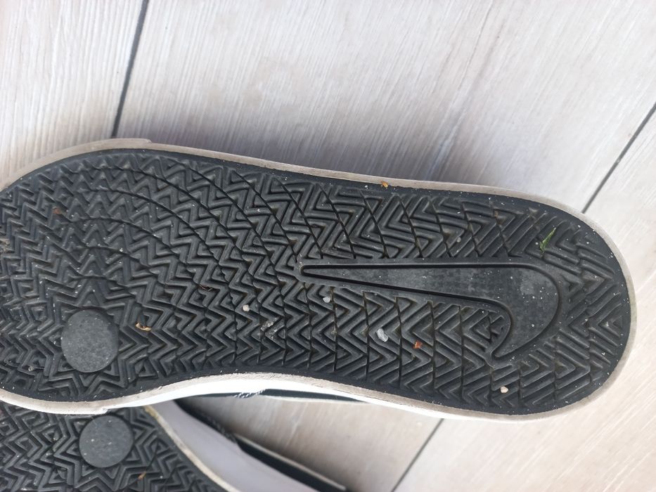 Платненки NIKE, оригинални, черни с бяла подметка, текстилни.