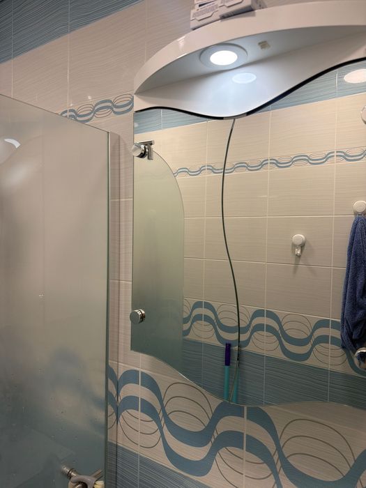 Продавам шкафче за баня с огледало