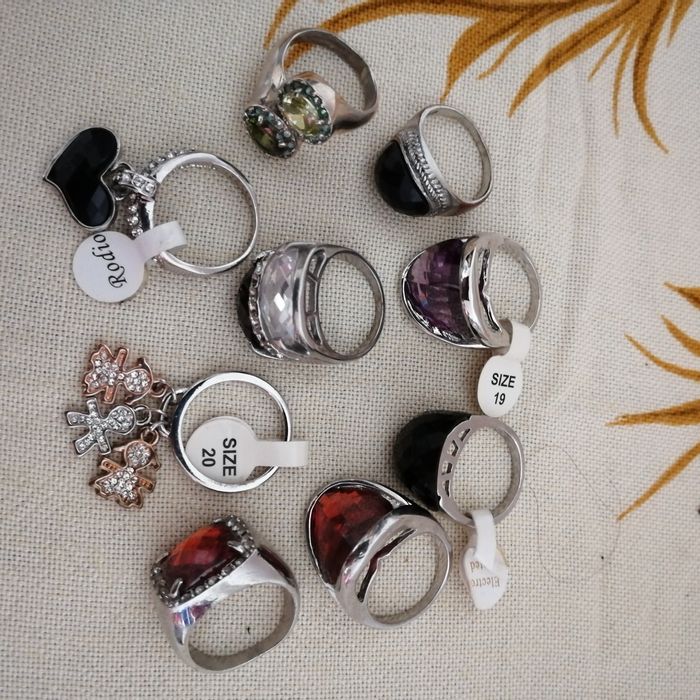 Vând inele și colier