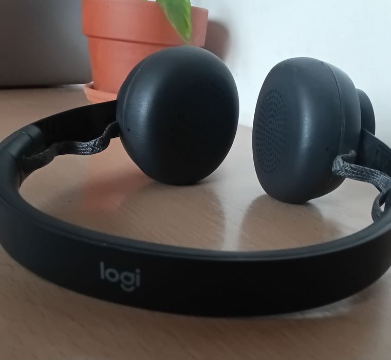 Casti Logitech wireless cu accesorii