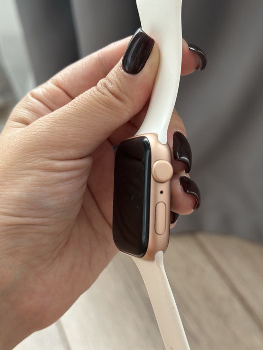 Продам Часы Apple Watch se в идеальном состоянии