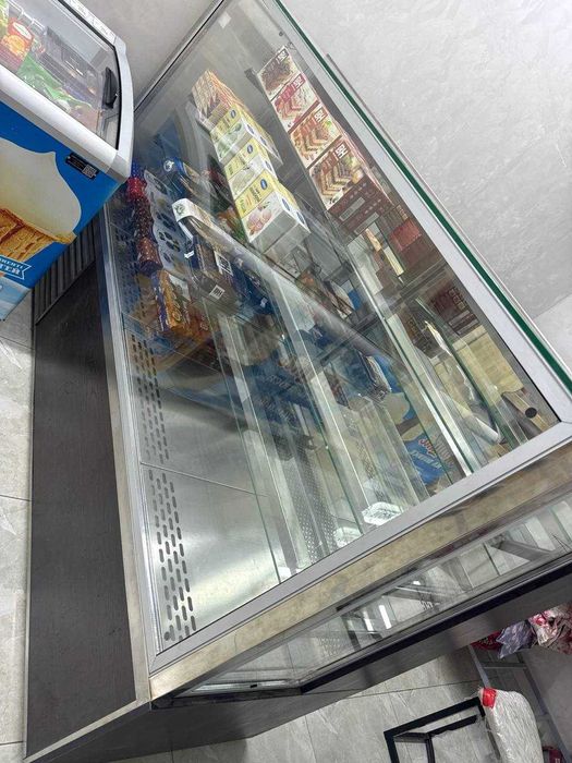 Холодильник витрина "Ферарри" 2000