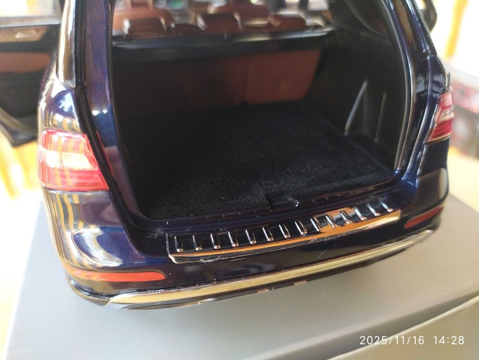 1:18 Метален модел на Mercedes M Klasse ML 2011 Minichamps