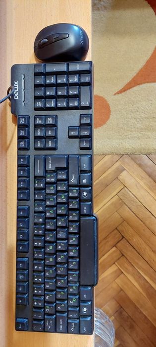 Продавам компютър монитор   и бюро