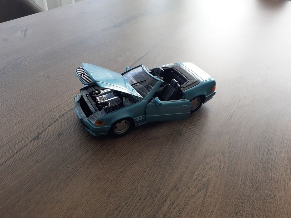 Модел 1/24 Mercedes Benz 500SL