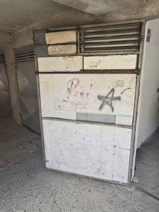 Двукрилна гаражна врата