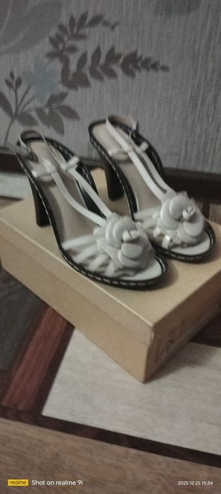 Босоножки новые бежевые