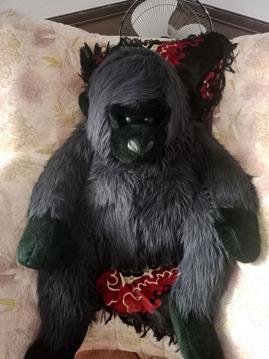 Большая игрушка горилла