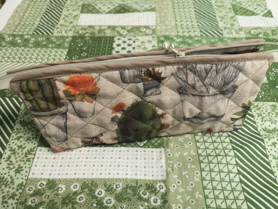 Подарете:Несесер и цветя от плат