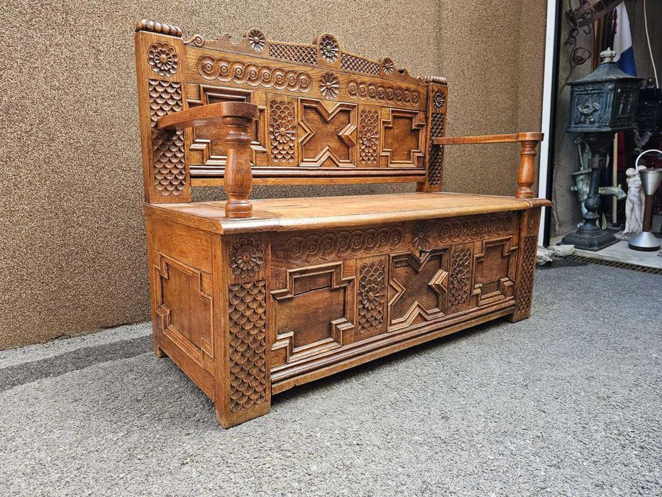 Уникален ретро шкаф с дърворезба