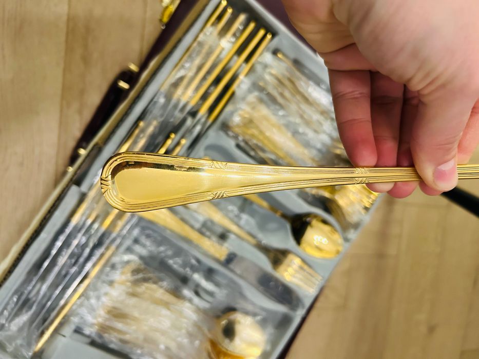 Set tacâmuri( linguri, furculițe, cuțite, tacâmuri pt servit) pt 12 persoane