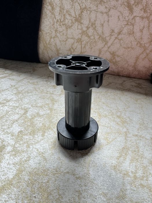 Дръжки за вратички и крачета за шкаф