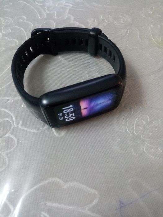 Продам Hwauei band 6