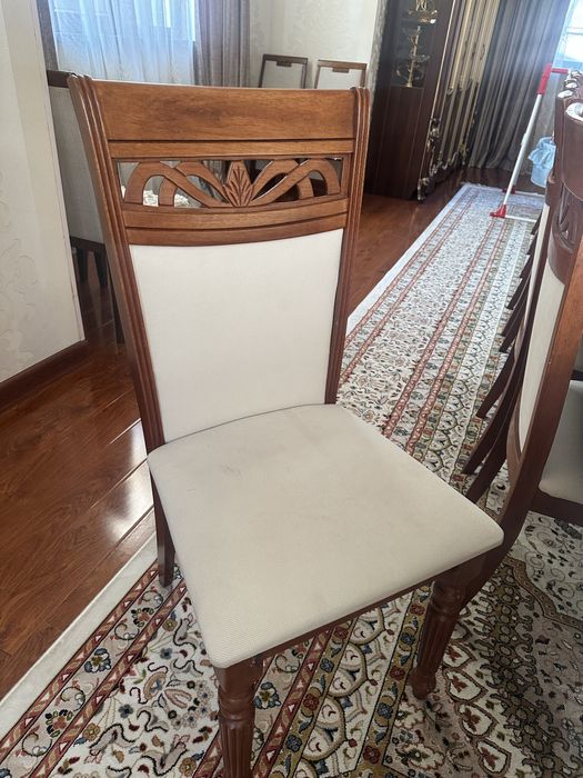 Продается стол и стулья для зала