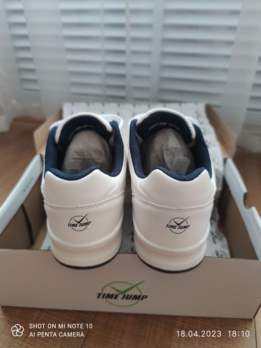 Продам продам кроссовки