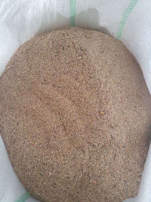 Vând furaj pentru porci , purcei , viței, pui, găini