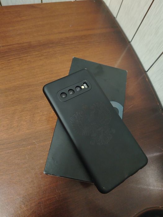 Телефон Samsung s10