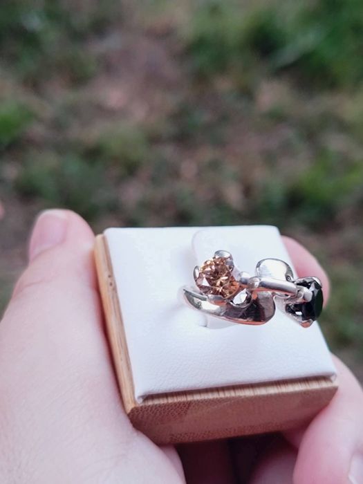 Vechi inel din argint de 925 cu pietre de culoare cognac si negru