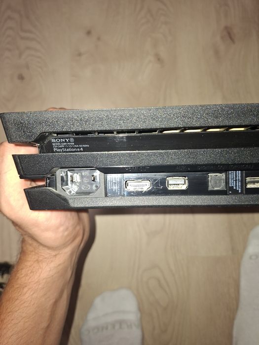 Vând PlayStation 4 PRO 1TB Stare 9/10