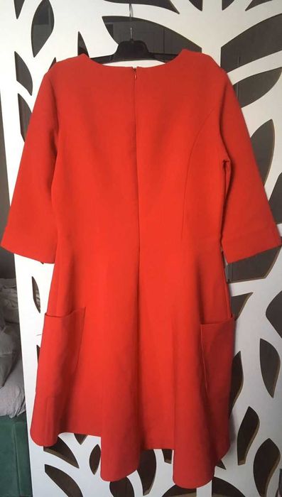 Платье красного цвета