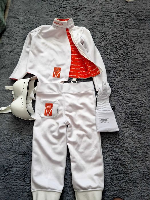 Vand costum de scrima,marime 141-150cm(bluza,pantaloni,pieptar si manusa)