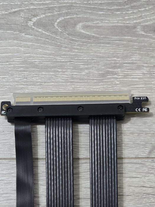 Cablu Riser PCIe 5.0 x16 pentru Montaj Vertical GPU – 20cm, Negru, Nou