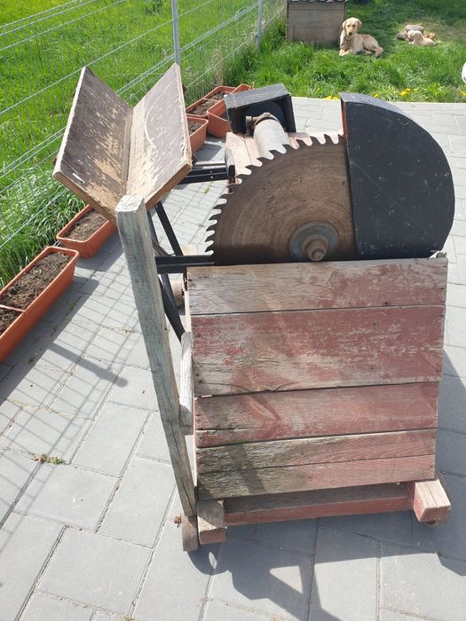 Circular pendulă pentru tăiat lemn